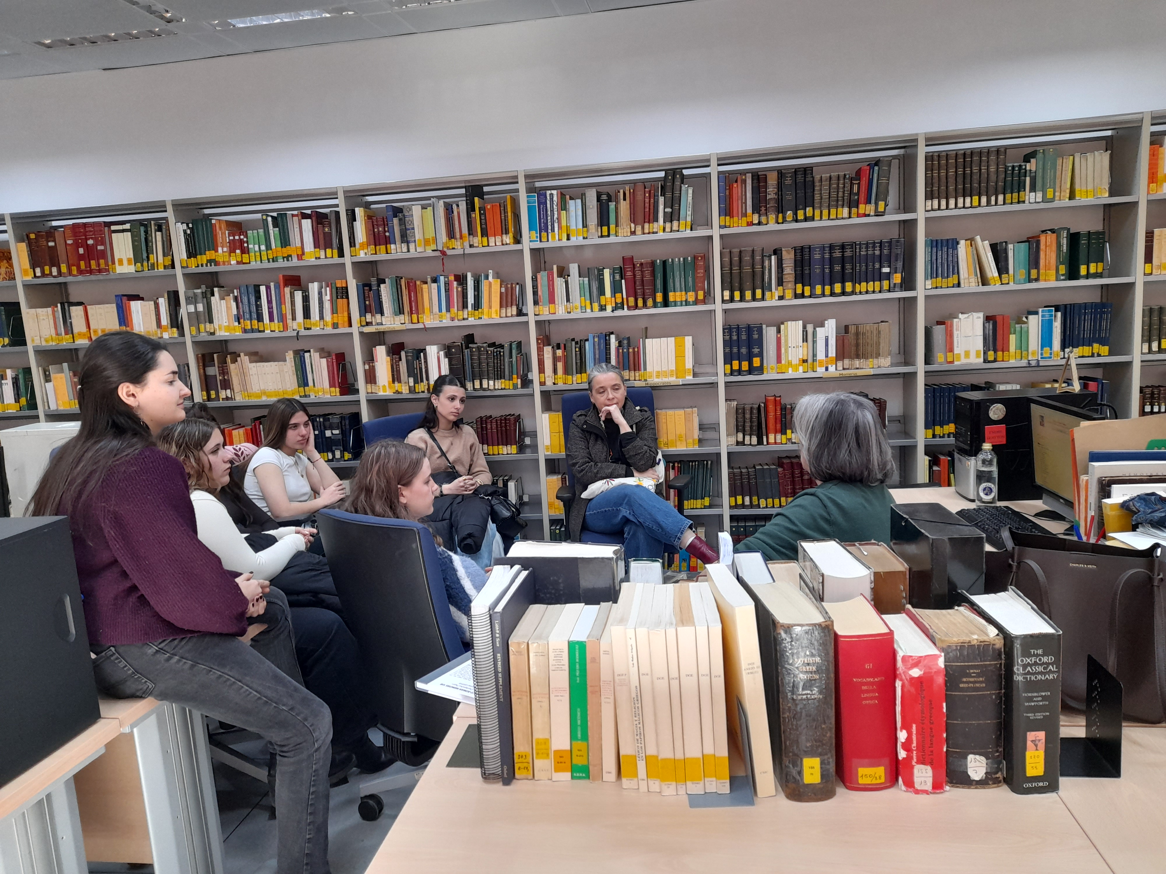 Un grupo de alumnos de Griego de 2º de Bachillerato del IES Margarita Salas visita el DGE