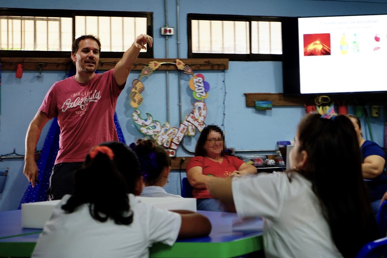Actividades de divulgación en una escuela de Costa Rica enmarcadas en un proyecto propio de cooperación del CSIC./ CIB-CSIC.
