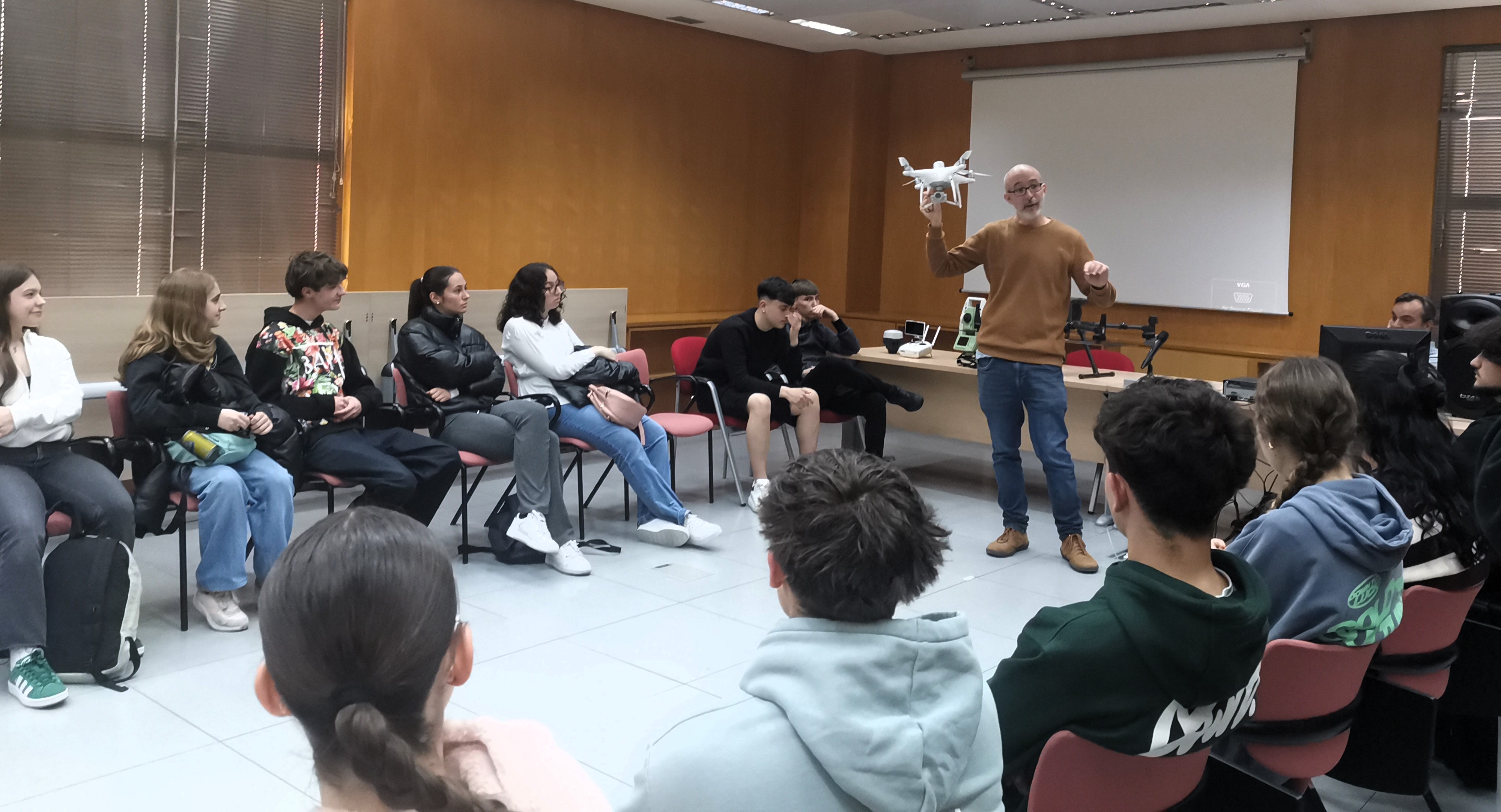 Nos visitan 40 alumnos de la asignatura “Historia del Mundo Contemporáneo" del IES Calderón de la Barca de Pinto