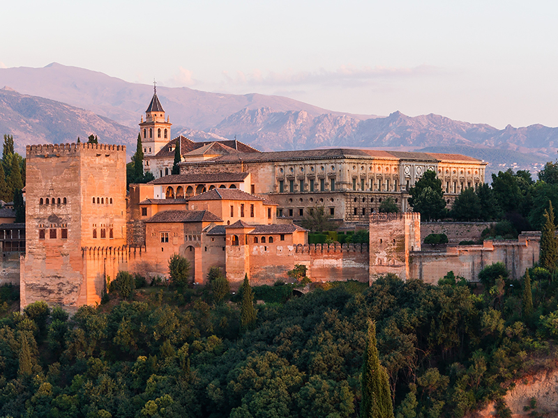 La Alhambra de Granada junto con la mezquita de Córdoba constituyen hoy en día algunas de las joyas arquitectónicas en España que mayor poder de atracción ejercen en el turismo de masas./ Wikipedia