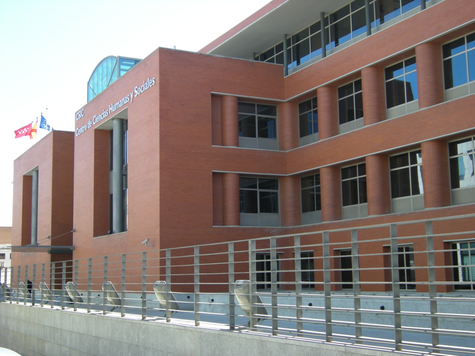 Fachada del Centro de Ciencias Humanas y Sociales (CCHS-CSIC)