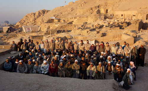 El equipo al completo que participó en la última camapaña posando en la colina de Dra Abu el-Naga