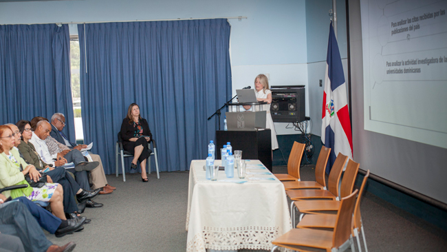 Giovanna Riggio durante su presentación ante miembros de la comunidad académica dominicana en agosto pasado pres-tesis-mescyt-250817-6-p.jpg