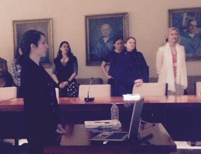 Clara Zarza durante la defensa de su tesis. Pura Fernández, al fondo, de blanco clara_zarza_tesis.jpg