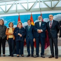 Almeida junto a los nuevos Cronistas de la Villa: la periodista Sara Medialdea y los historiadores Alfredo Alvar, Rosalía Domínguez y María Teresa Fernández Talaya(Foto: Europa Press - Gabriel Luengas)