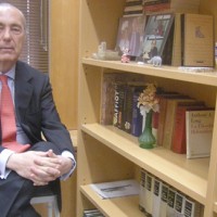 Luis Alberto de Cuenca en su despacho del CCHS-CSIC