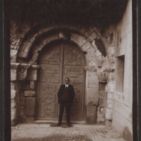 Fotografías Arte: Ricardo Orueta en la portada de la Iglesia de San Quirce. Segovia. Copia de gelatina.