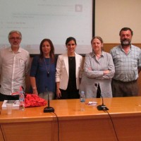 La nueva doctora Carmen Gaitán, en el centro de la fotografía