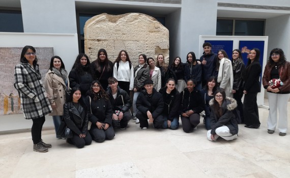 Un grupo de alumnos de griego y de latín de 1º y 2º de Bachillerato del IES María Zambrano visita el DGE 