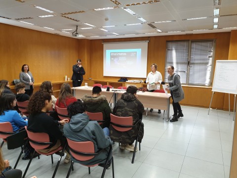 Sesión dedicada a las fake news con investigadores del Instituto de Filosofía