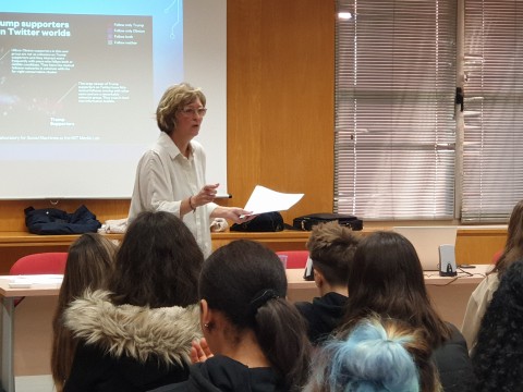 Sesión dedicada a las fake news con investigadores del Instituto de Filosofía