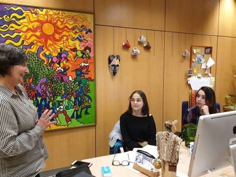Margarita del Olmo (ILLA, CSIC) durante su conversación vis a vis con alumnas del IES Alonso Berruguete de Palencia