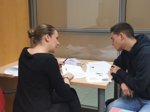 Xandra Garzón (IFS, CSIC) durante su conversación vis a vis con un alumno del IES Alonso Berruguete de Palencia