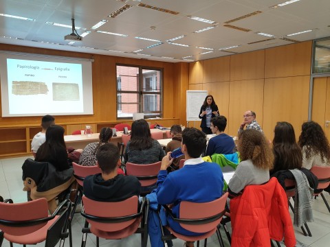Mª Jesús Albarrán (ILC, CSIC) durante su charla con alumnos del IES Alonso Berruguete de Palencia
