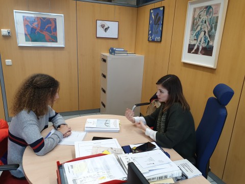 Idoia Murga (IH, CSIC) durante su conversación vis a vis con una alumna del IES Alonso Berruguete de Palencia
