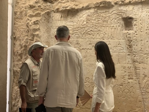 Sus Majestades los Reyes de España, don Felipe VI y doña Letizia, visitaron el pasado viernes 19 de septiembre el yacimiento arqueológico del Proyecto Djehuty y el museo de Luxor con José Manuel Galán (CSIC)@FOTO Casa Real