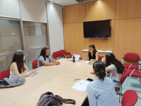 Visita alumnos IES Miguel Catalán hablando de sus trabajos con investigadores