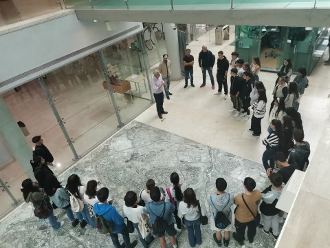 Estudiantes del IES El Olivo en la charla de bienvenida al CCHS en el hall central