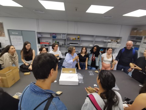 Estudiantes del IES en el Laboratorio de Arqueología del Pleistoceno (LAP)