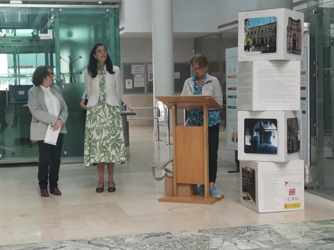 Agnès Ponsati inauura la exposición  'Y sin embargo, se mueve. Un viaje por los fondos digitalizados de la Red de Bibliotecas y Archivos del CSIC''