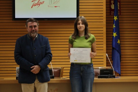 Por parte de la Fundación Talgo asistió su Director Gerente Gabriel Novela, que hace entrega de becas