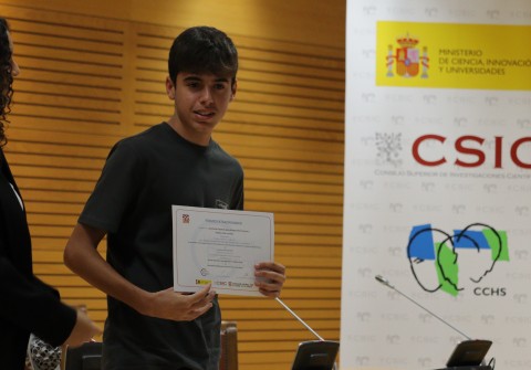 El estudiante Rubén Adán Santos, del IES Mariano José de Larra de Madrid, recibe el premio extraordinario por su actividad realizada durante la estancia en el Grupo NOMOS. Arqueología del espacio humanizado y su transferencia a a la educación y a la gestión del patrimonio, del Instituto de Historia del CSIC
