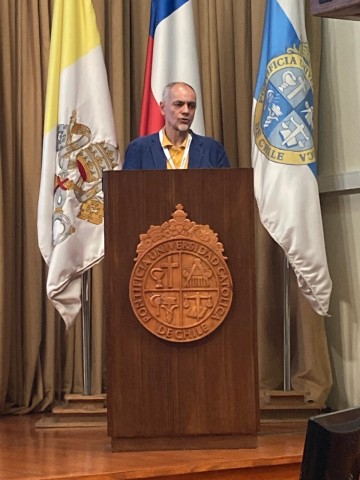 Pedro Tomé (ILLA,CSIC) durante el acto de presentación del informe en  en el Aula Magna de la Pontificia Universidad de Chile en el marco del Simposium Miradas ante la transición energética en Iberoamérica . Fortaleciendo la cooperación científica para la transición energética entre Europa y América Latina y el Caribe.