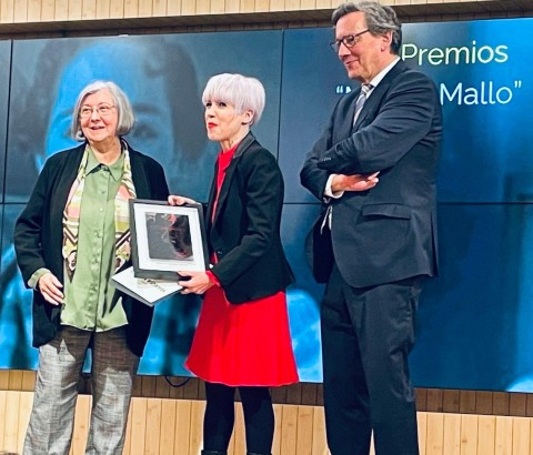 Concha Roldán y Fernando Vallespín hacen entrega del premios a Remedios Zafra