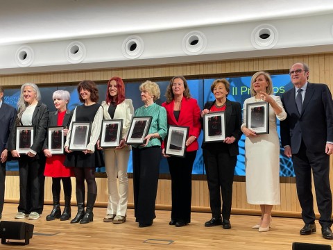 Los Premios Maruja Mallo reconocen cada año a mujeres cuya labor ha sido clave en la transformación cultural, social y científica del país. En esta edición, las premiadas han sido:  Remedios Zafra Alcaraz (Pensamiento),María Pagés Madrigal (Arte y vanguardia) Susana del Río Villar (Igualdad) Irene Vallejo Moreu (Narrativa) Josefina Gómez Mendoza (Educación) Sara García Alonso (Ciencia) María Neira González (Globalización) Soledad Becerril Bustamante (Democracia)