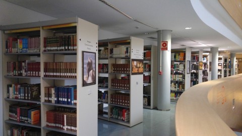 La muestra exhibió más de 50 fotografías relacionadas con los viajes y la literatura de viajes.