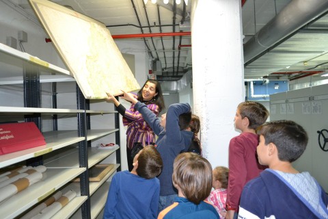 Los más pequeños que participaron en el concurso de fotografía pudieron conocer algunos de los documentos que guarda la biblioteca.