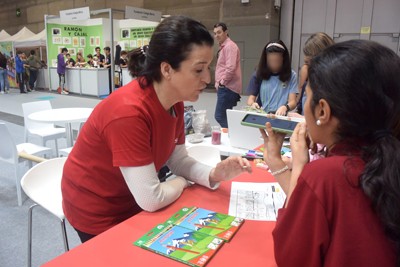 María Ruiz del Árbol (IH-CSIC) explicando la actividad a los más pequeños
