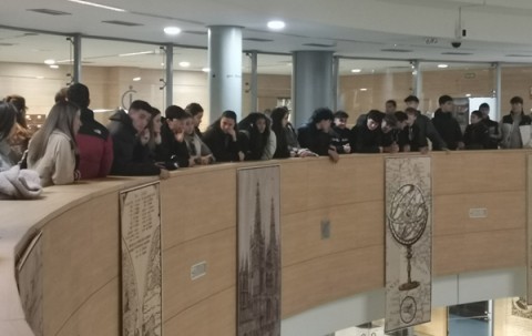 Visita a la sala principal de la biblioteca del CCHS