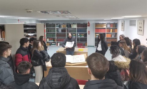 Los alumnos escuchando las explicaciones de Fernando Pastor en la biblioteca Tomás Navarro Tomás