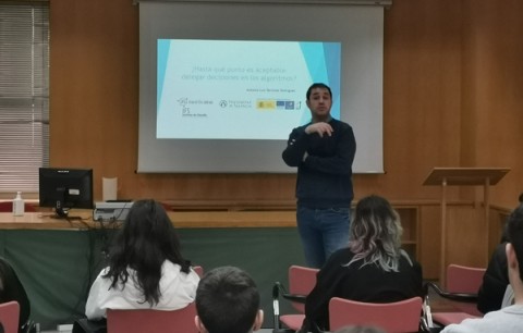 El investigador Antonio Terrones en su charla sobre inteligencia artificial