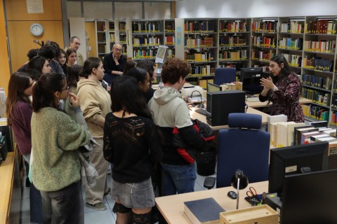 Un grupo de 17 alumnos de griego de 2º de bachillerato del IES San Mateo visitan el Diccionario Griego-Español (DGE)