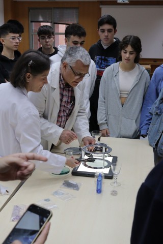 Con motivo de la iniciativa europea 'Researchers at school' nos visita un grupo de alumnos del IES Los Olivos de Parla (Madrid)