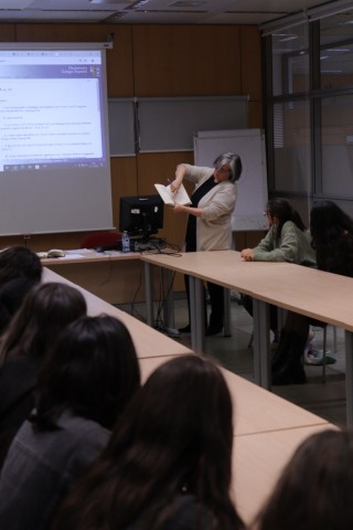 Un grupo de 17 alumnos de griego de 2º de bachillerato del IES San Mateo visitan el Diccionario Griego-Español (DGE)