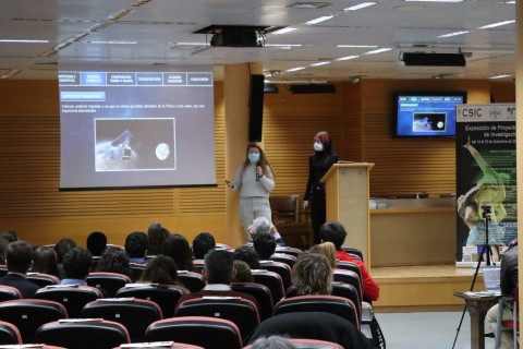 las alumnas Myriam Rodríguez y Marta López