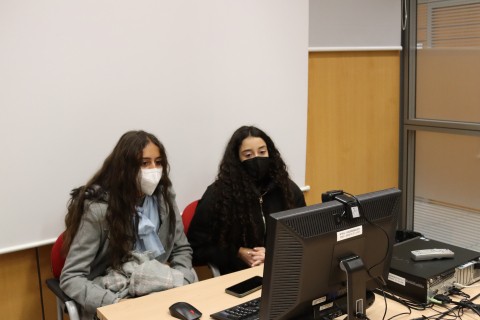 alumnos del IES Berruguete durante un encuentro online con investigador
