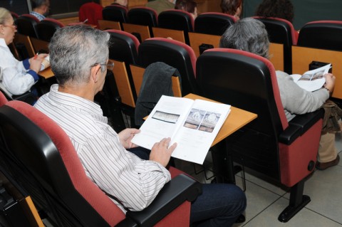 Un asistente sigue las explicaciones mediante el librito entregado para seguir la actividad