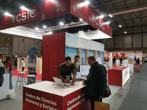 Federico Ortega, al fondo, y Leonardo Campillos (ILLA-CSIC) con un asistente interesado