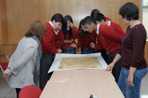 Los alumnos participantes trabajando con los mapas