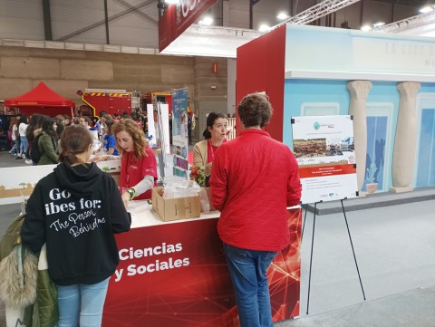 Nieves Marín y María Ruiz del Árbol (IH-CSIC) en el mostrador del CCHS