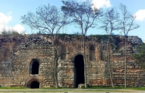 Fachada sobre el Bósforo del monasterio del Cristo Filántropo, que formaba parte del mismo complejo que la Kecharitomene