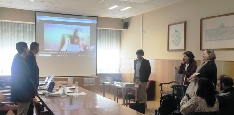 Alfredo Calahorra con sus tutoras, Inmaculada Pérez Martín (izq.) y Alexandra Uscatescu Barron (dcha.) esperando la comunicación de la nota.