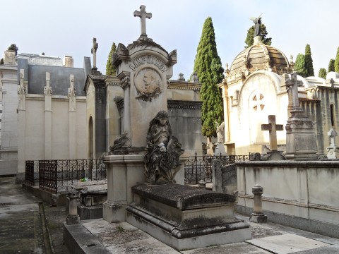 Tumba del poeta Ramón de Campoamor en la Sacramental de San Justo (Madrid)
